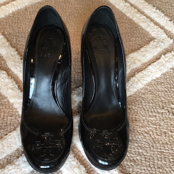 Tory Burch Black Patent Leather Wedge With Iconic Logo Size 8.5. Like New! - Picture 2 of 15